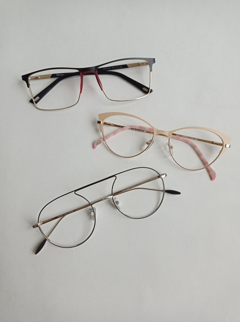 Three reading frames in black, rose and silver.